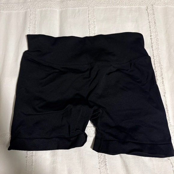 Black Scrunch-Bum Workout Shorts — Size Small - Picture 1 of 3
